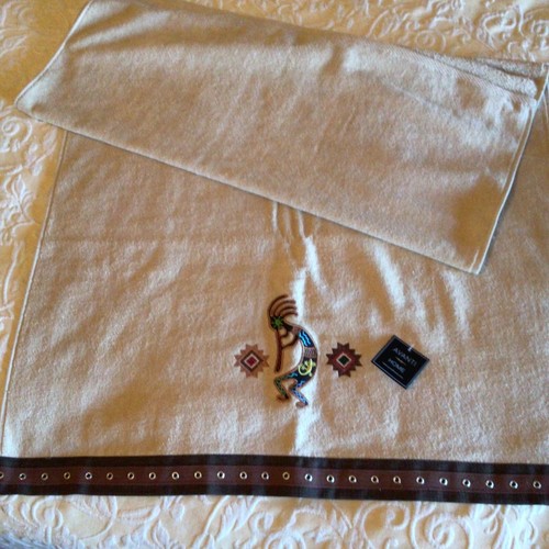 AVANTI KOKOPELLI BATH TOWEL BEIGE 27"X 50" NEW - Picture 5 of 5