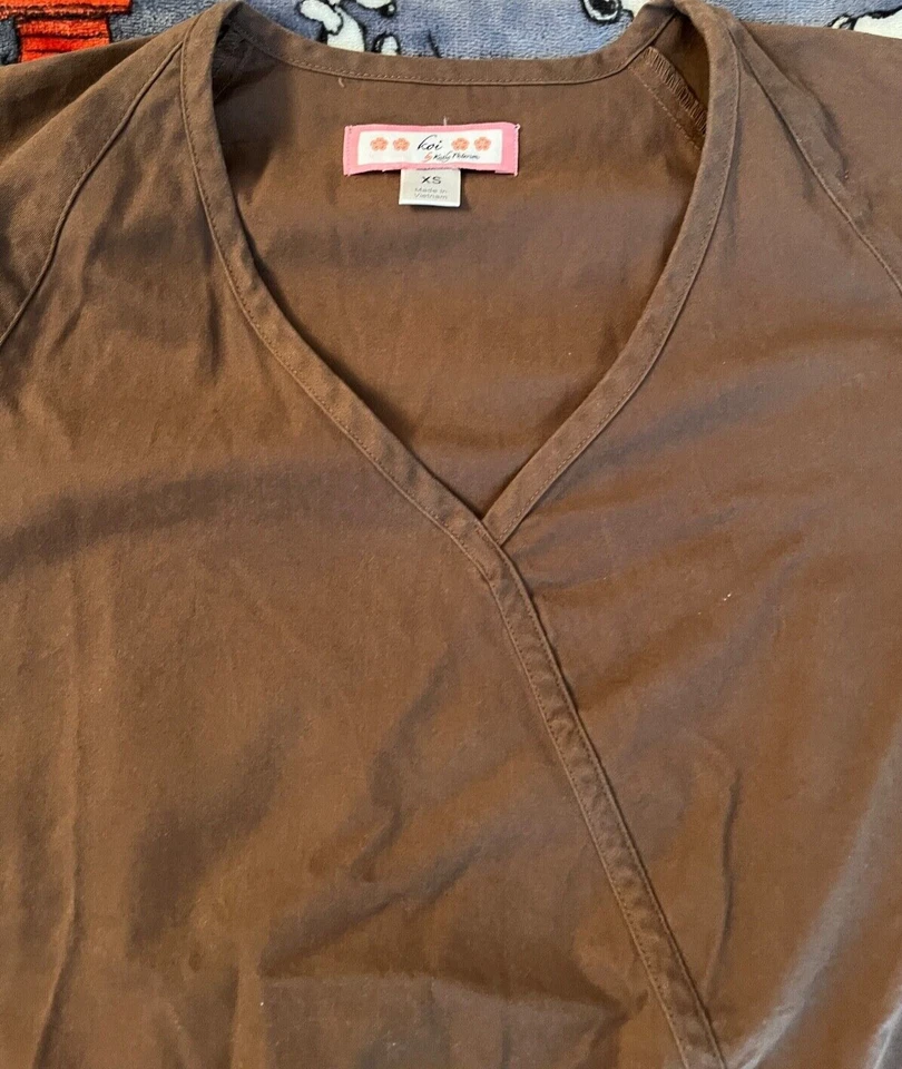 Koi Kathy Peterson 女式护士磨砂上衣棕色 XS 码款式 #107 — 第 2/3 张图片