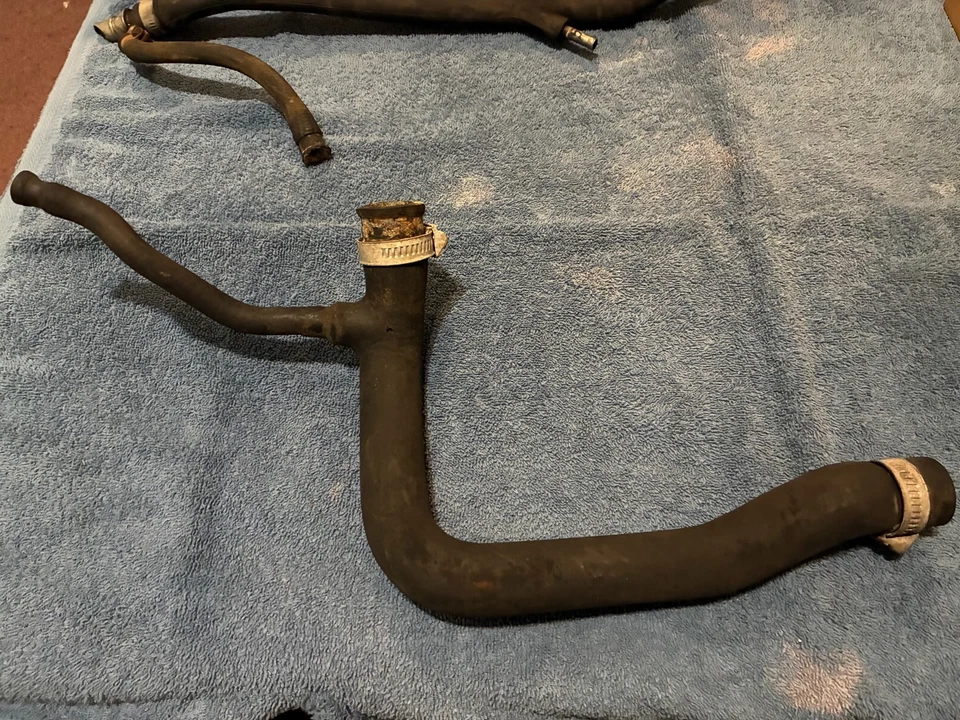 Classic Saab 900 1989-1993 turbo PCV a bomba de agua y calentador manguera moldeada 7541527 Foto 2 de 3