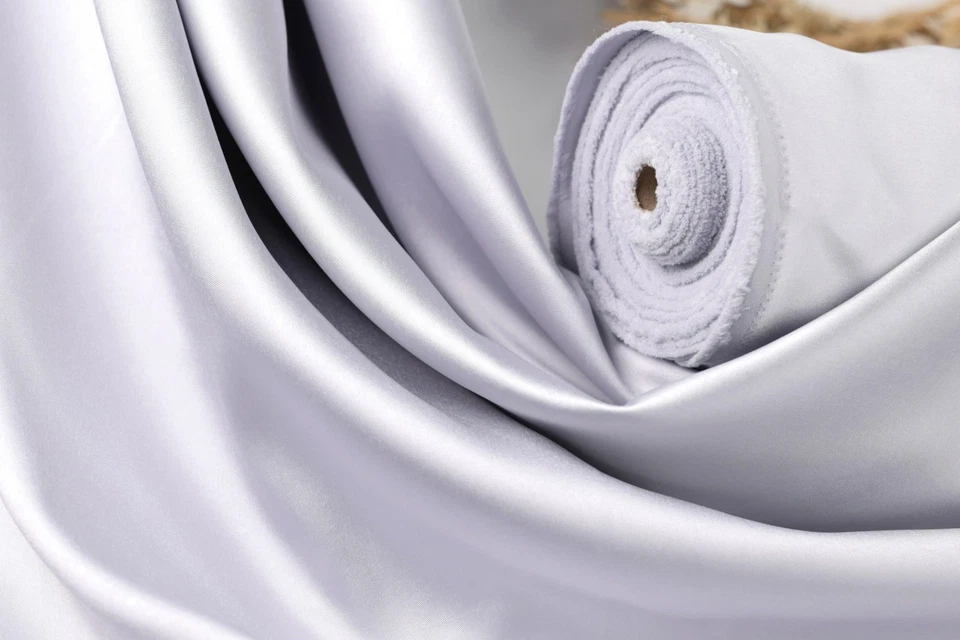 Tela de satén Mikado plateada 58/60" de ancho por yarda 605 Foto 2 de 4