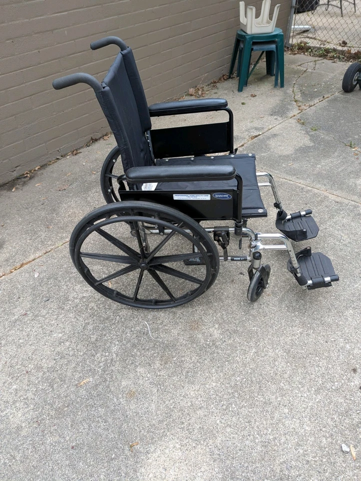 Silla de ruedas Invacare Series 9000 modelo 9000XT, negra Foto 2 de 4