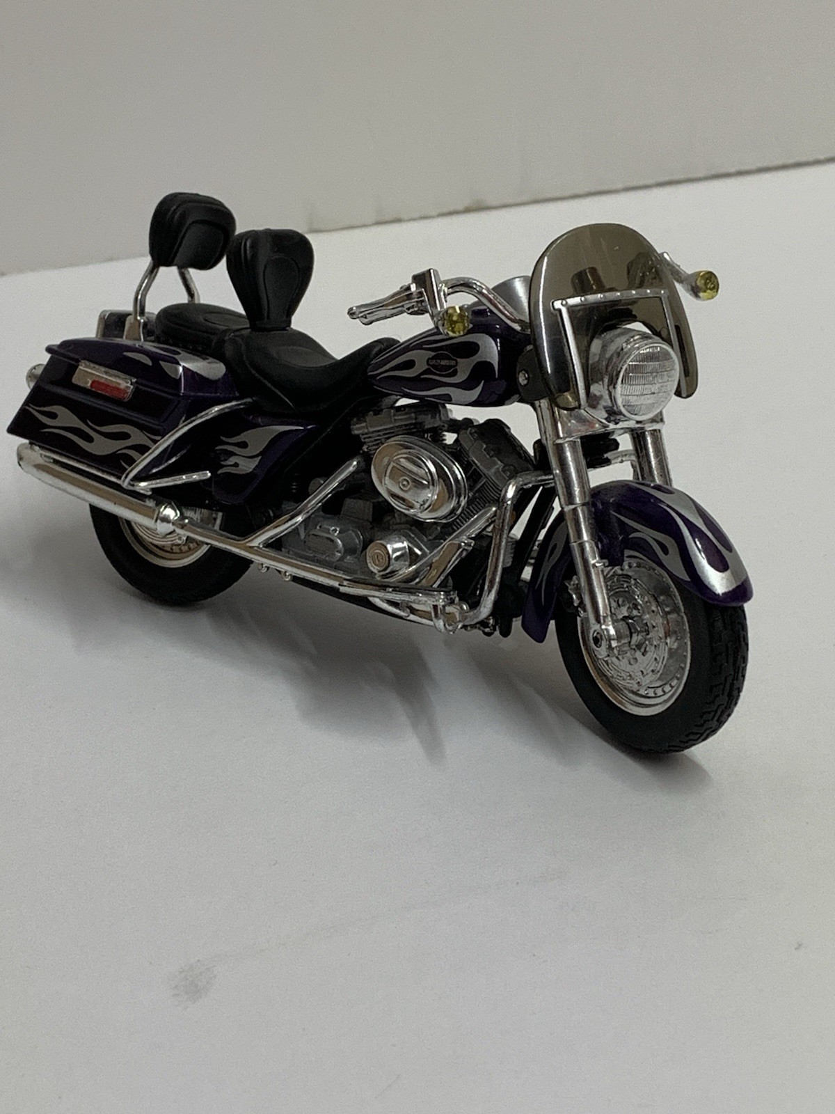 Harley Davidson Heritage Softail Purple Motorcycle 2 Seat W/ Flame Die Cast 1:18