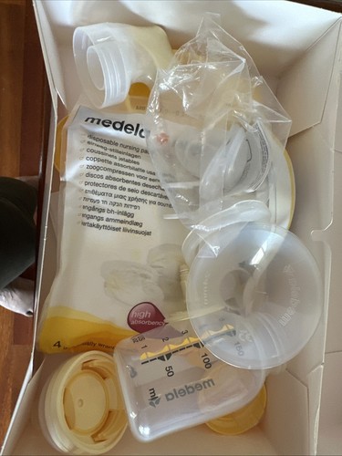 Medela Manual Breast Pump Pack - Picture 2 of 3