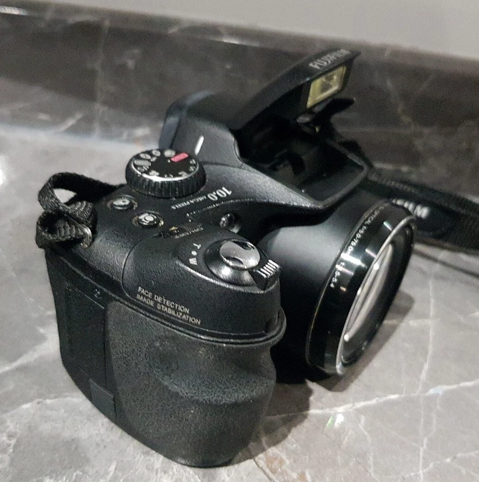 Fujifilm FinePix S2000HD, photo 3 of 5