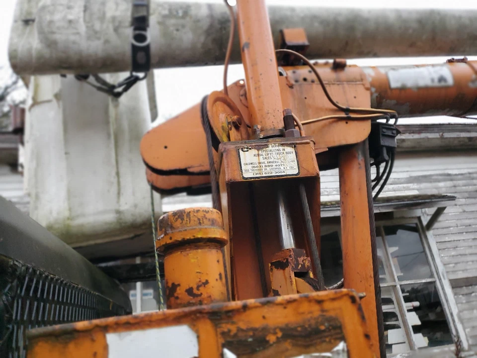 Camión con canastilla Ford F600 1973 Sky Worker Foto 3 de 4