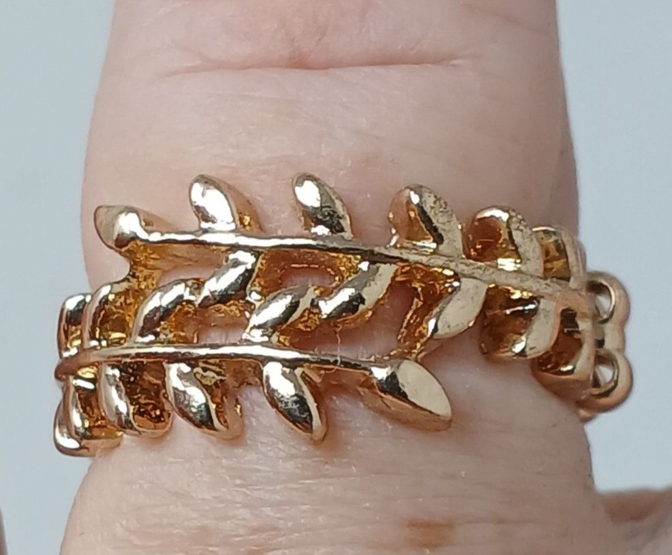 Adjustable Goldtone Leaf Design Ring Elegant & St… - image 1