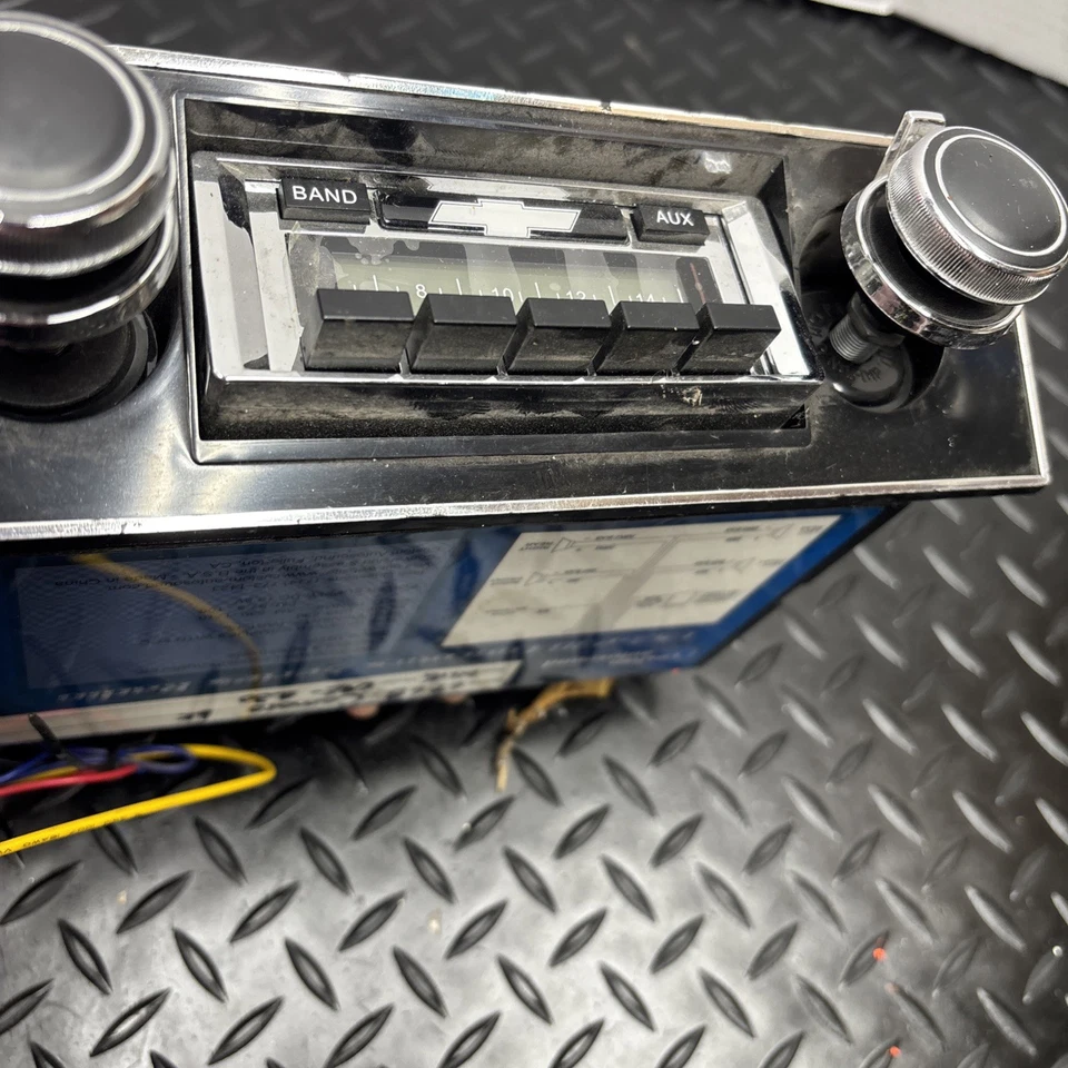 Kit de radio vintage CAM-CAE-230W 1967-1968 Camaro EE. UU. 230 AM/FM auxiliar bisel negro Foto 2 de 4