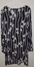 Express Womens M Black White Floral Short Shift Dress V-Neck 3/4 Sleeve