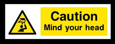2 x Vorsicht Achte auf deinen Kopf - Schild selbstklebend Kunststoffschild Aufkleber UK S2070
