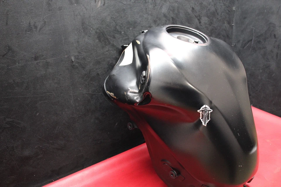 ZR900 油箱原始设备制造商损坏左侧 — 第 3/4 张图片