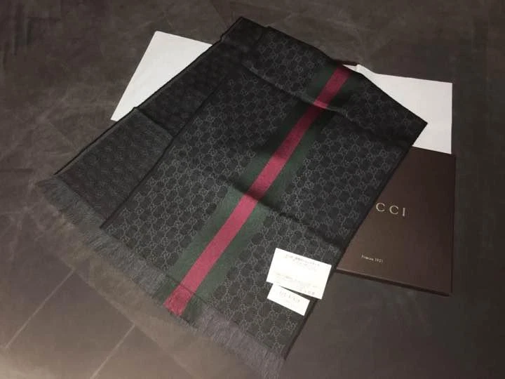 Foulard GUCCI, couleur Gucci, logo, logo GG, garantie incluse silencieux