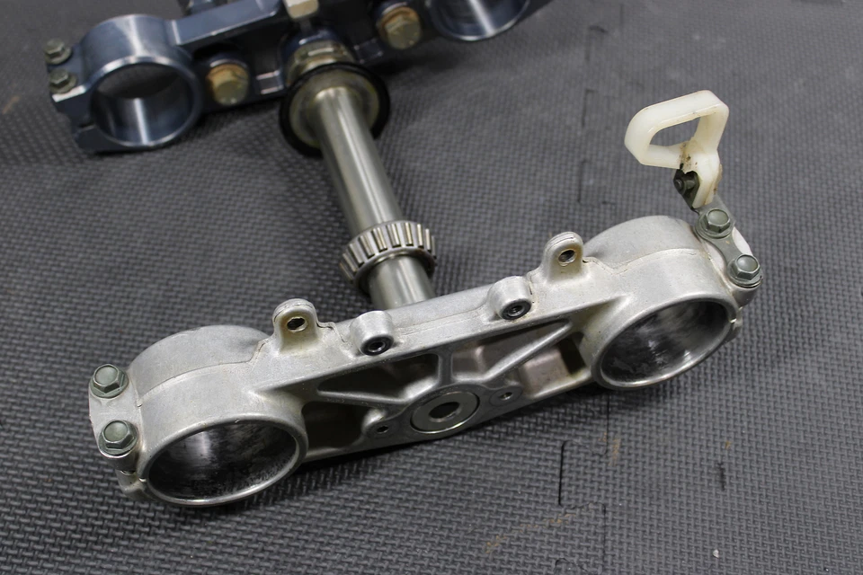 Yamaha YZ250F 2002 OEM palanquilla superior inferior aplicada triple abrazadera de vástago de árbol Foto 2 de 4