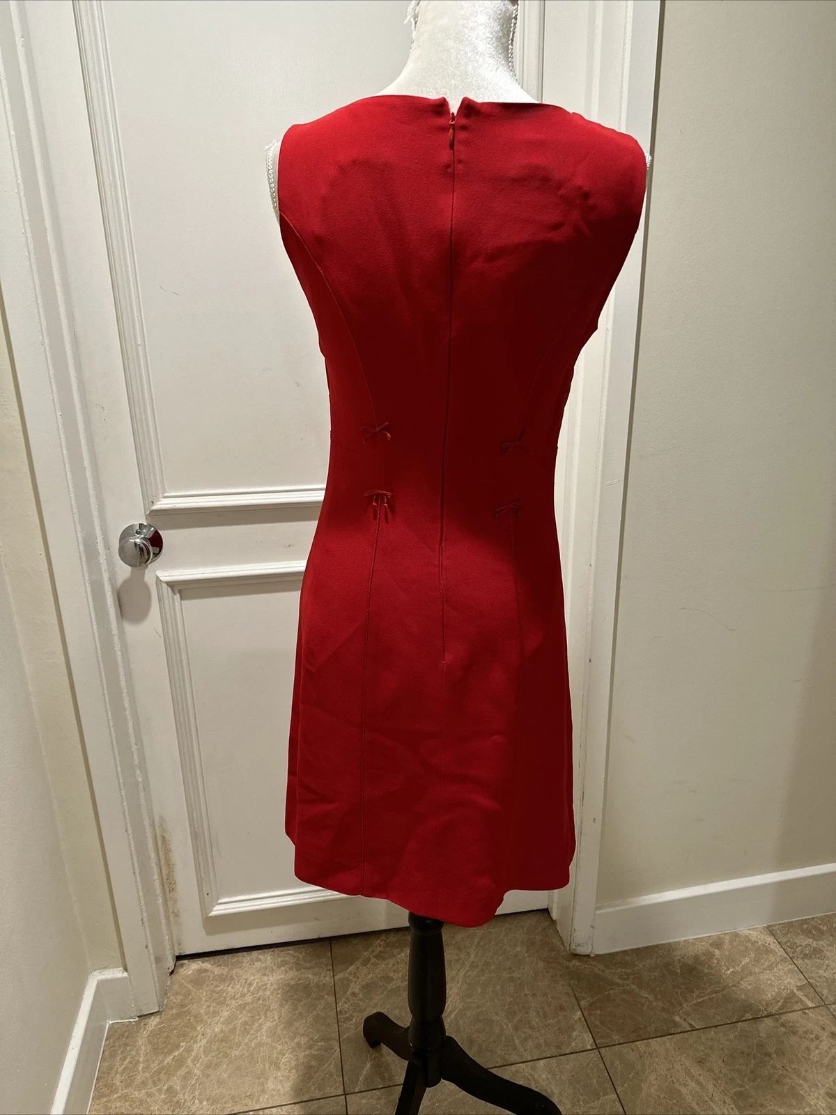 Abito Moschino economico e chic vintage anni '90 cara piccola guaina rossa con fiocchi 8