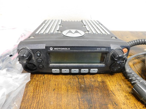 Radio mobile numérique Motorola XTL2500 VHF 136-174mhz P25 avec accys 8Algo avec coffre - Photo 3/6