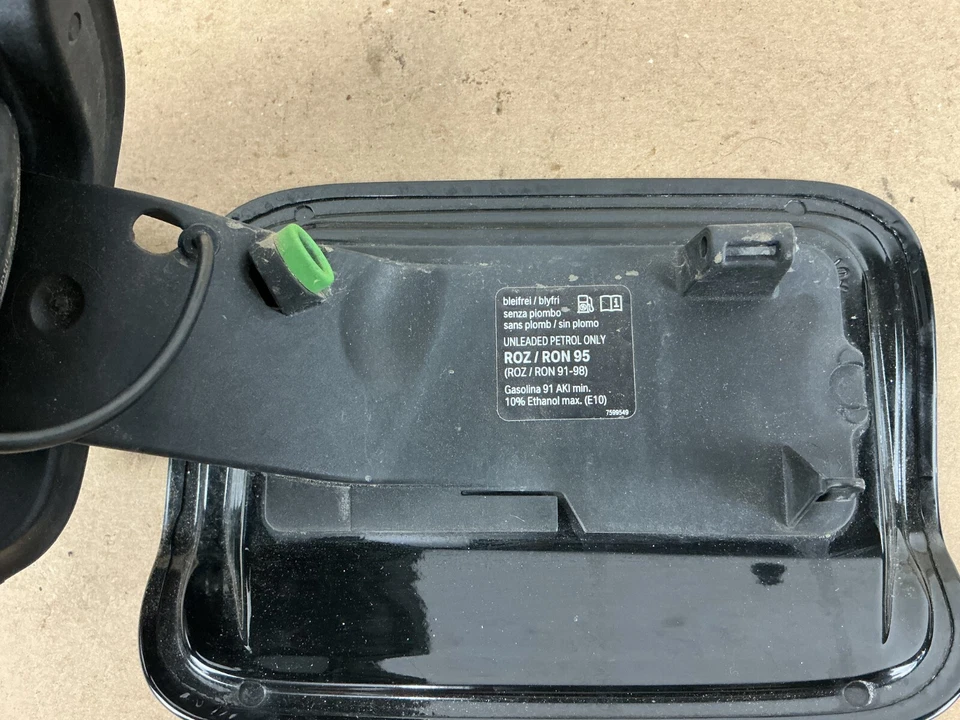 BMW 740i 740Li 2010-2015 tanque de combustible llenado tapa puerta cubierta con carcasa OEM Foto 4 de 4