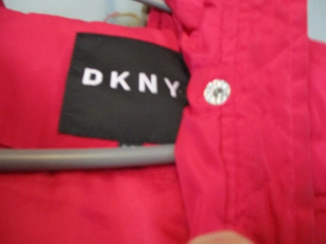 ABRIGO CON CAPUCHA DKNY ROSA, PIEL SOBRE CAPUCHA TALLA NIÑA 7/8SP Foto 3 de 4