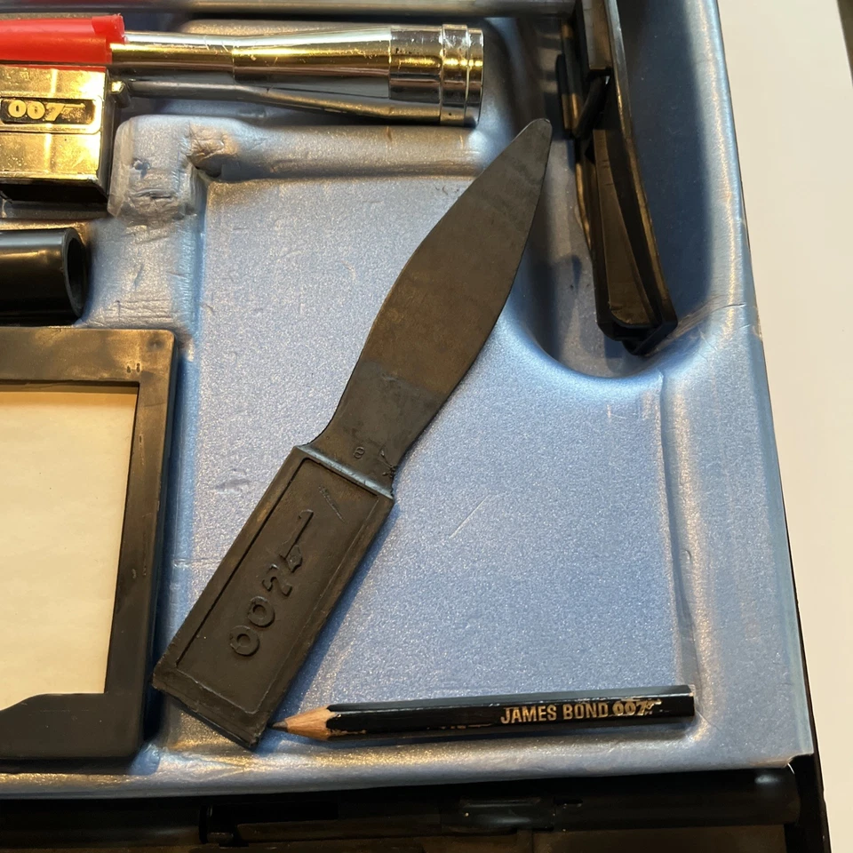 James Bond 007 Attache Case 1965 buen estado todo original Foto 3 de 4