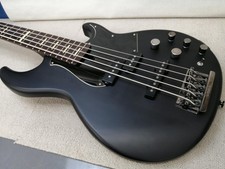 Bajo eléctrico de 5 cuerdas Yamaha BB735A