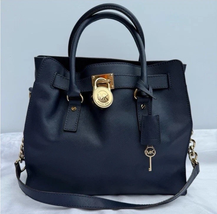 Cartera Michael Kors Hamilton azul marino con bloqueo dorado Foto 2 de 4