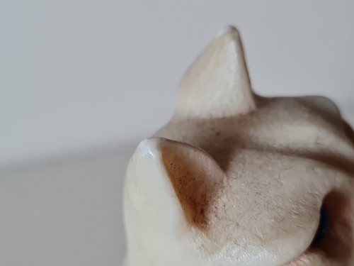 Hand Made & Painted Alabaster Cat Sittin On Pillow Cushion 11cm Tall Blue Eyes - Picture 6 of 11