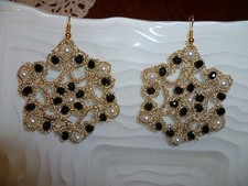 orecchini al chiacchierino con perle e cristalli realizzati a mano color oro