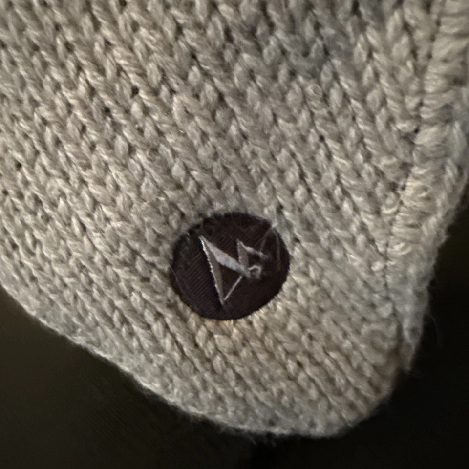 Шерстяная шапка-бини Marmot с ушными клапанами и кисточками - Изображение 2 из 4