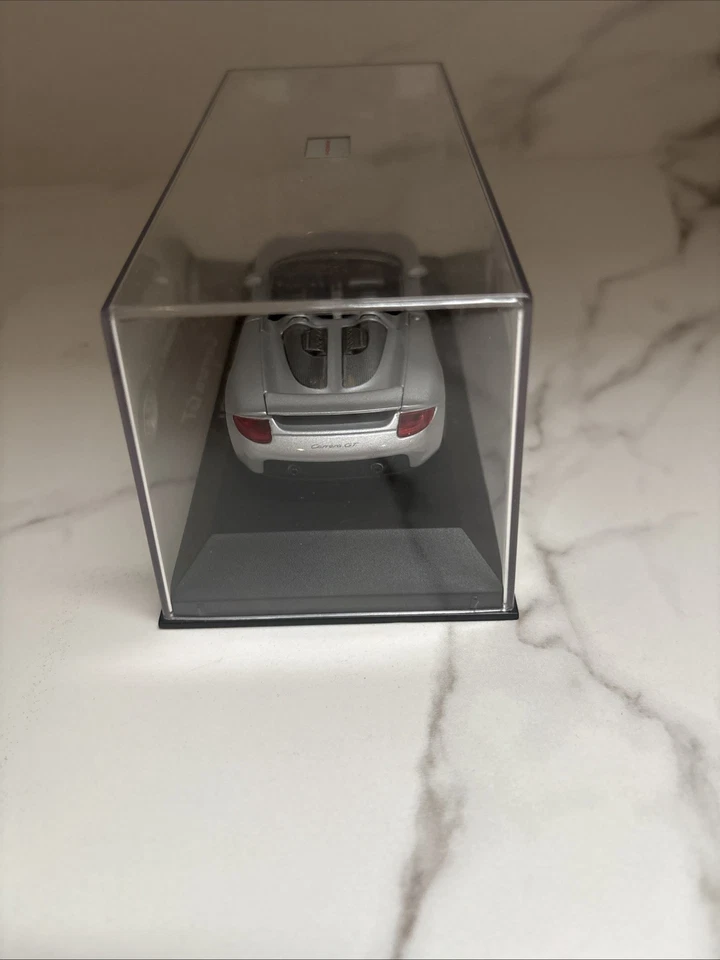 Porsche Carrera GT prata fundido modelo art dealer edição Minichamps - Imagem 3 de 4