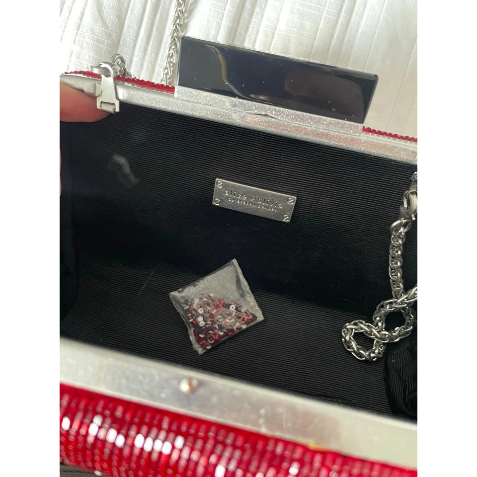 Bolso sin asas Alice+Olivia Shirley Perfect 10 cuentas rojas  Foto 3 de 4