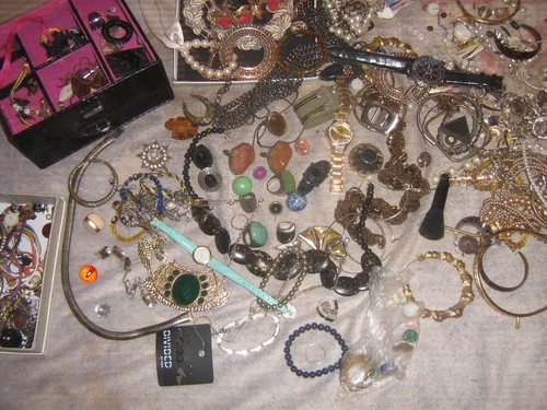 Konvolit Schmuck Kellerfund sehr viele steine perlen ketten für Schmuckliebhaber