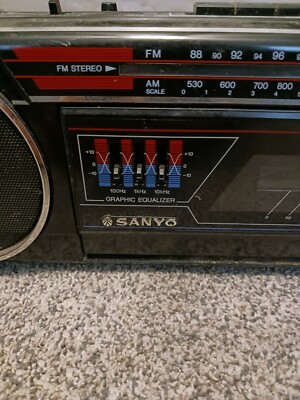 Vintage Sanyo Model No. M7030 Ac-dc Built In Am-fm Battery