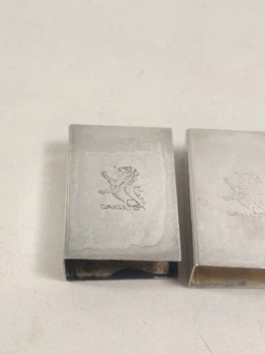 2-CAJAS DE CERILLAS VINTAGE DE PLATA DE LEY CON SEJANT RAMPANT LEON GRABADO Foto 2 de 4