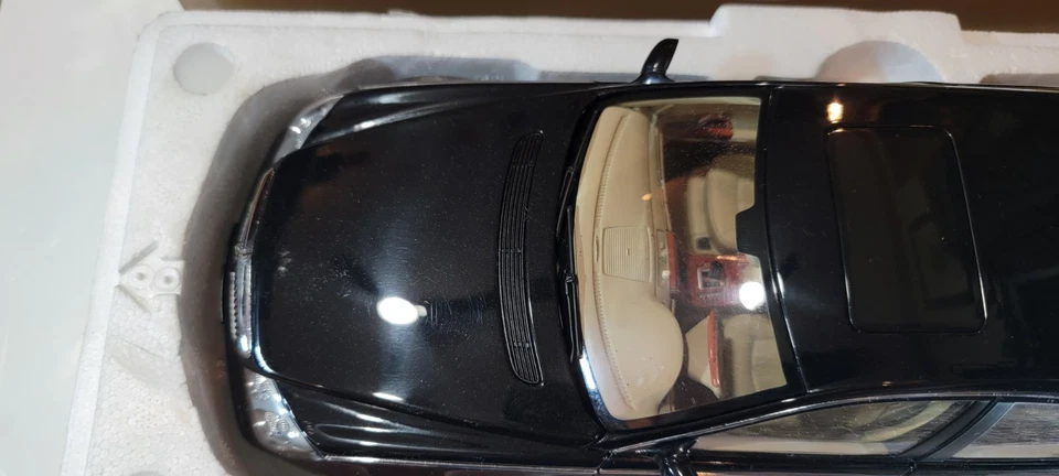 AUTOART MAYBACH 57 DEALER MODEL BLACK DIE CAST SCALE 1:18 IN BOX - Image 4 of 4