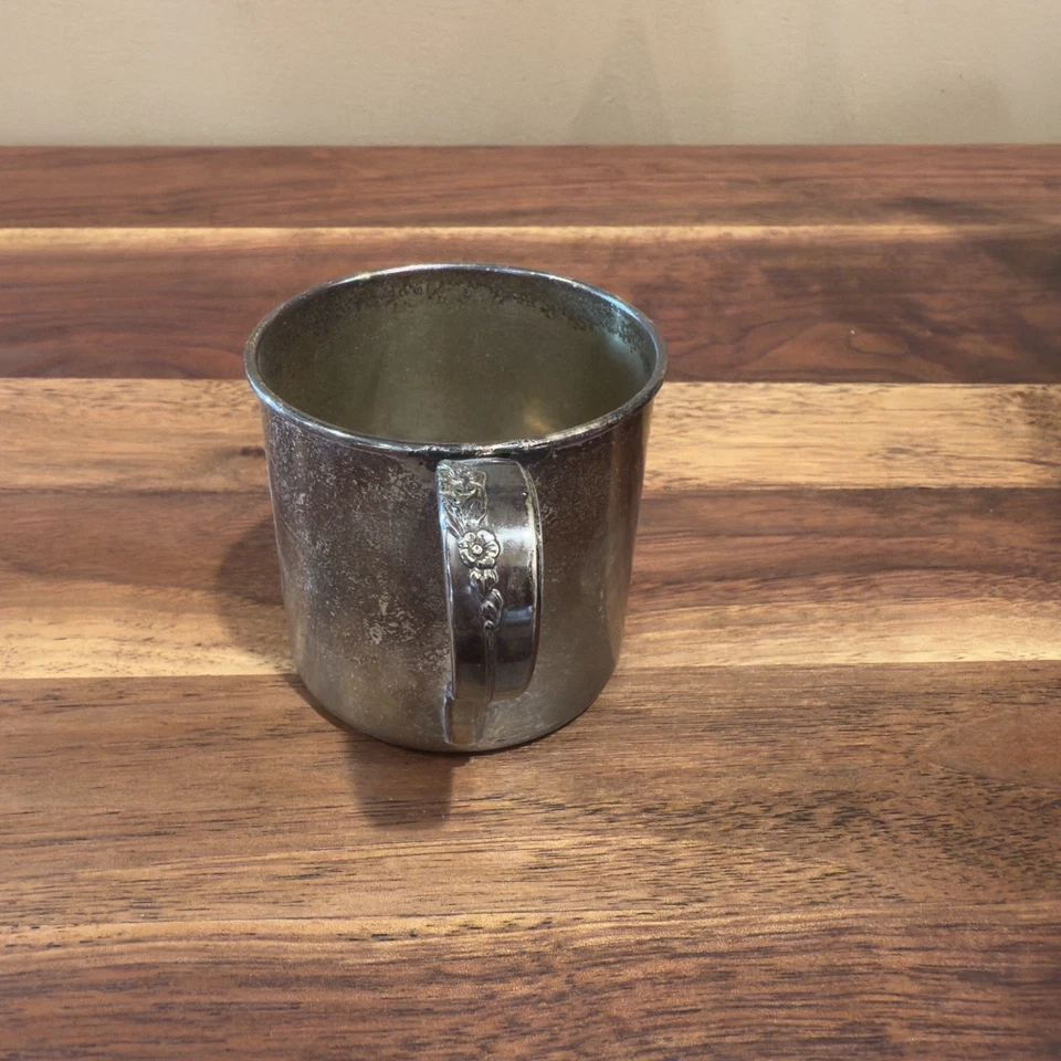 Taza bebé vintage Rogers 1881 plateada con mango ornamentado grabado Rogers usada Foto 2 de 4