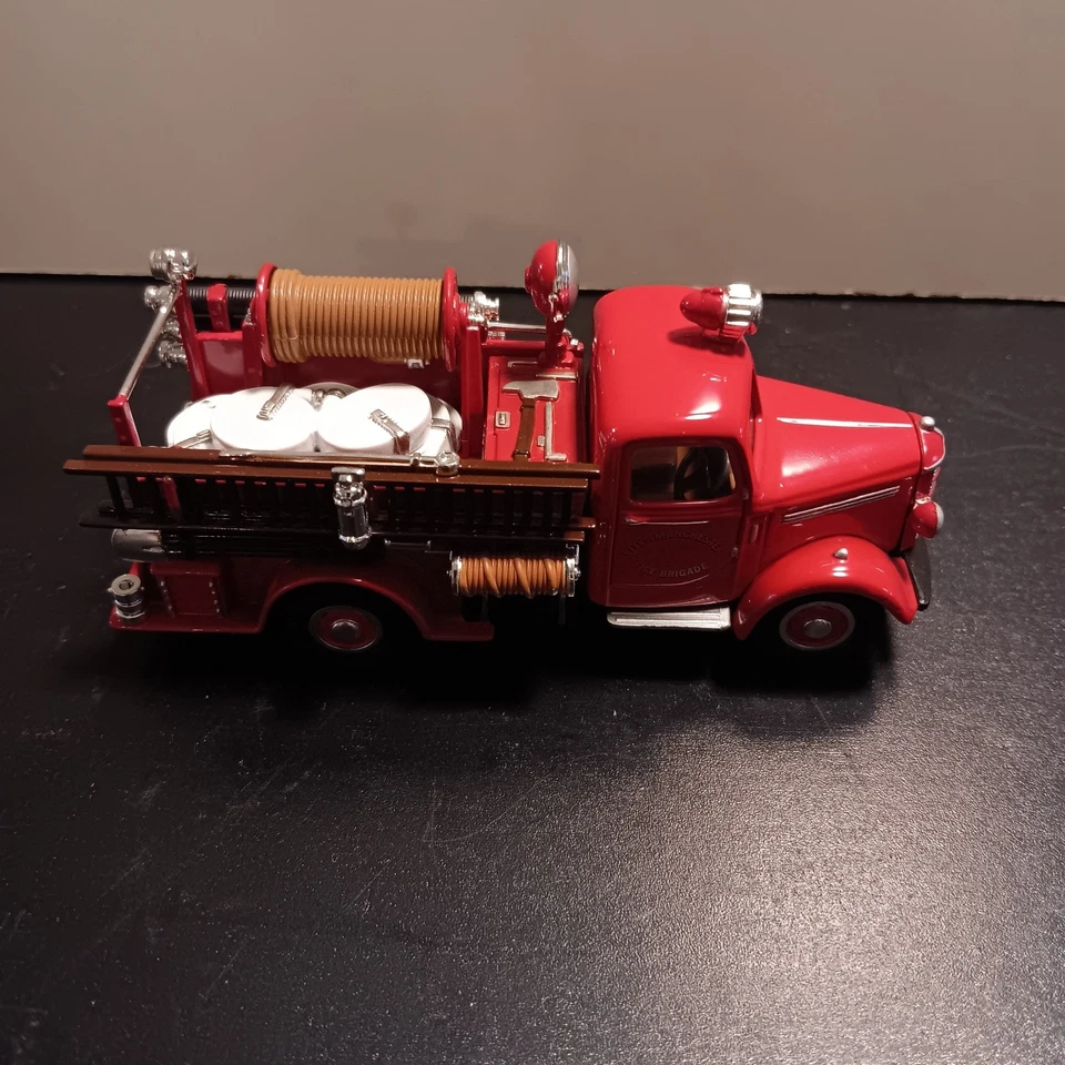Matchbox Models of Yesteryear 1935 Mack Fire Pumper Truck YFE15 Foto 2 de 4