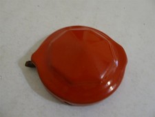 Ancienne pièce en fonte de dessus de machine à gomme ronde rouge