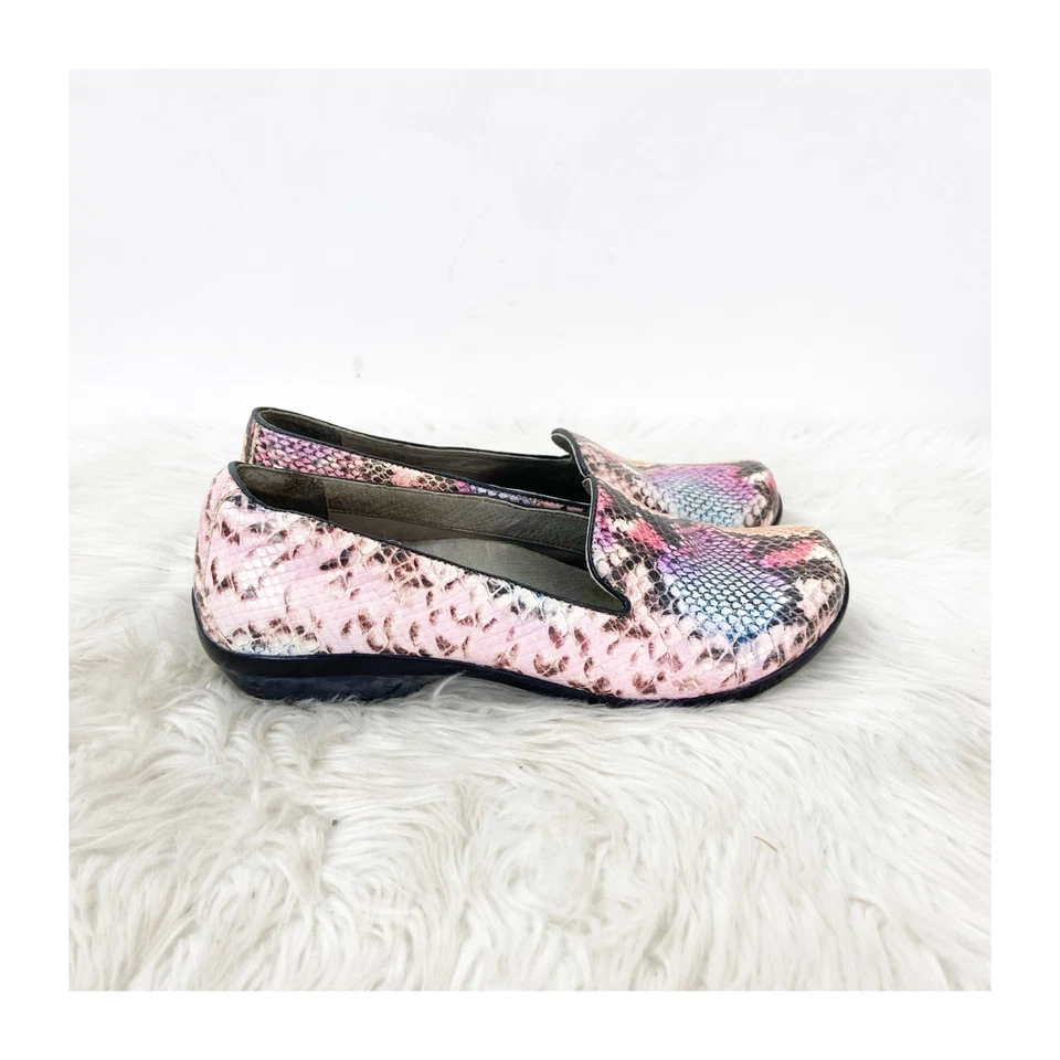 Zapatos planos de ballet de cuero sin cordones Dansko Olivia 38 8 rosa para mujer de piel de serpiente en relieve Foto 3 de 4