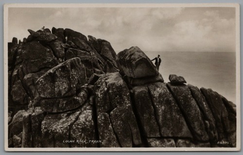 Carte postale Logan Rock Treen Village Cornouailles photo inutilisée Harvey Barton RP vintage - Photo 1 sur 2