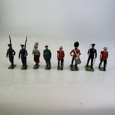Una collezione di vari soldatini giocattolo in metallo pressofuso Britains 