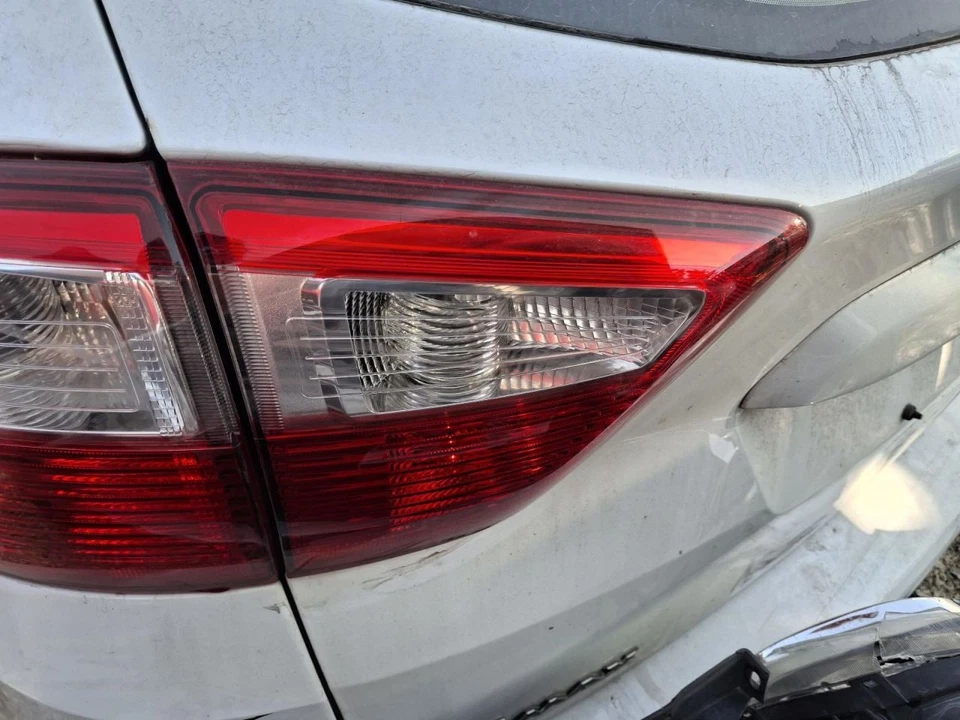 Luz trasera del conductor cuarto exterior montado en panel se adapta a 13-16 C-MAX 3686095 Foto 2 de 4