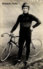 Ak Radrennfahrer Wynsdan Henri, Standportrait, Fahrrad, Radrennbahn - 11362055