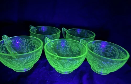 5 Vintage Uranium Glass Horseshoe Pattern Cups Green Depression Indiana Glass