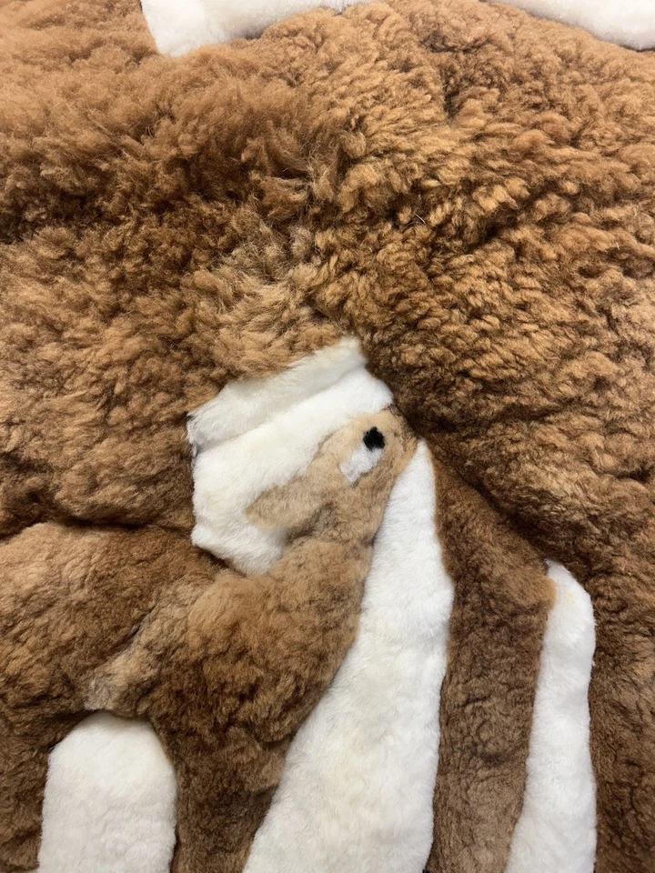 "Alfombra de piel de alpaca blanca y marrón de Perú 36x25"" tapiz suave para colgar en la pared" Foto 2 de 4