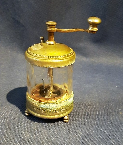 Antiguo molinillo de pimienta en latón y cristal
