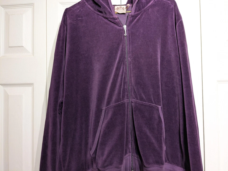 Chaqueta con Capucha Juicy Couture De Colección para Mujer 2X Púrpura Terciopelo Cremallera Cresta Dorada Gráfico Foto 4 de 4