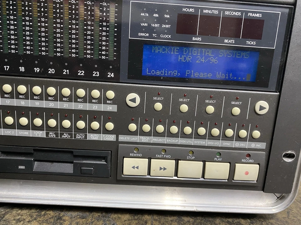 Grabadora de disco duro digital Mackie MDR 24/96 24 pistas con estuche de transporte Foto 3 de 4