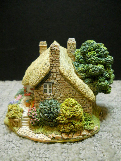 Lilliput Lane Old Mother Hubbard English Collection S. W. #660 NIB