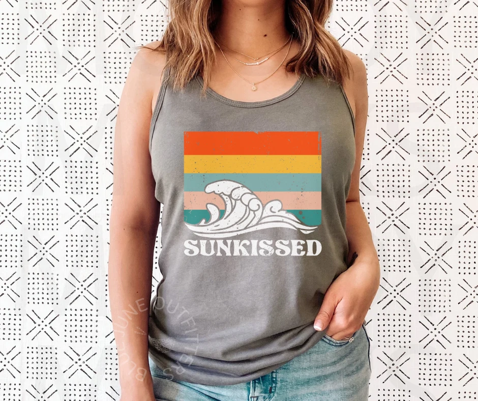SUNKISSED CAMISETA SIN MANGAS ESPALDA DEPORTIVA PARA MUJER | CAMISETA SIN MANGAS DE PLAYA ONDAS RETRO | CAMISETA DE VACACIONES Foto 2 de 4