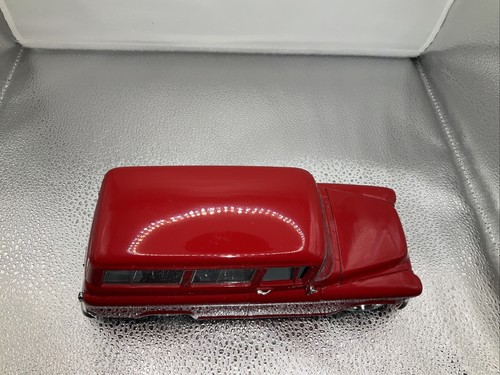 Jada Dub City 1957 Chevy Suburban Red Scale 1/24 - Picture 2 of 7