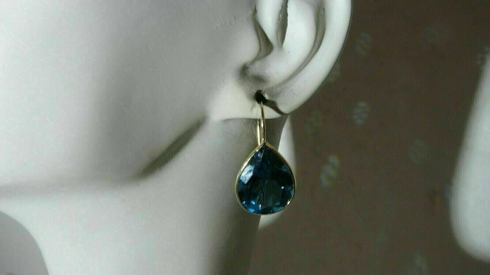 Pendientes colgantes enchapados en oro amarillo de 14 quilates con topacio azul Londres corte pera de 4 quilates Foto 2 de 4