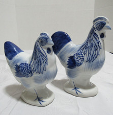 Juego de gallo y gallina de cerámica vintage pintado a mano azul cobalto blanco estilo Delft